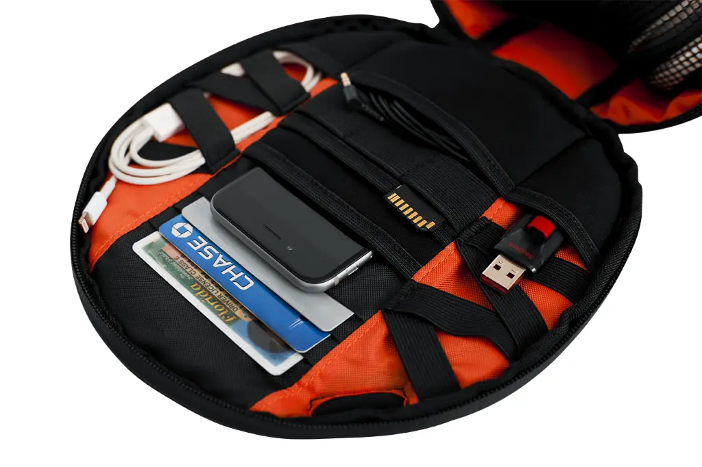 G-CLUB-HEADPHONE_STORAGE_CU.webp
