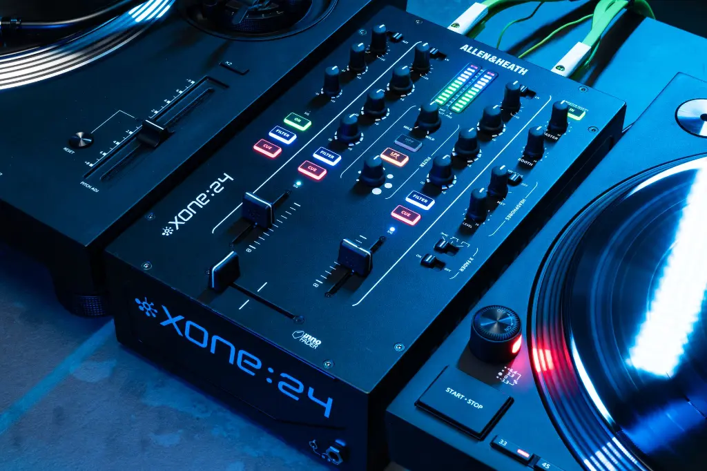 RS5618_Xone 24 - RightAngle [with turntables].webp