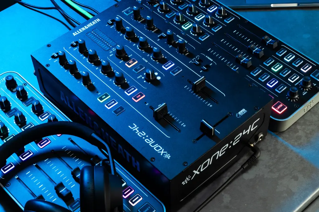 RS5629_Xone24C - LeftAngle [with two XoneK3].webp