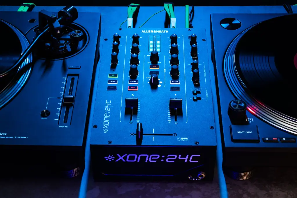 RS5634_Xone24C - Turntables.webp