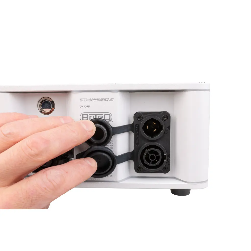 bti-akkupole-white-close-up-connexion-1.webp